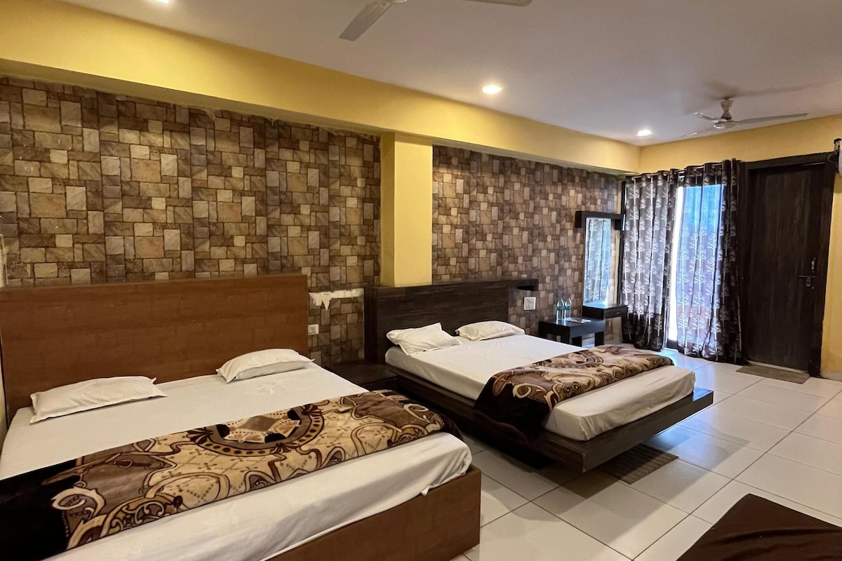 Deluxe Double Room, Garden View | Desk