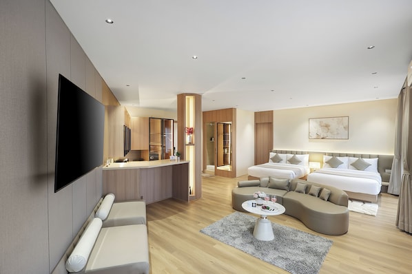 Una habitación de hotel moderna con televisión de pantalla plana, un sofá, una cama, un escritorio y una zona de comedor.