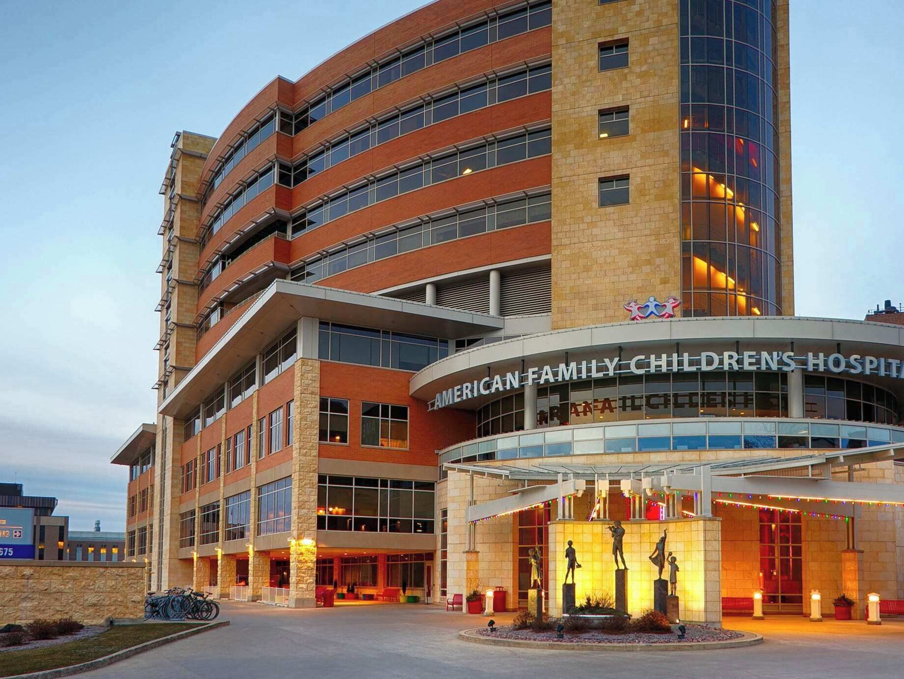 Ein mehrstöckiges Gebäude mit einem markanten Eingang, auf dem 'American Family Children's Hospital' steht.