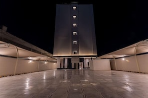 A modern building with a central tower, wide open spaces, and a flat roof. - Lilac Park Neom Highway Hotel Ex Lilac Park Hotel (Tabuk)