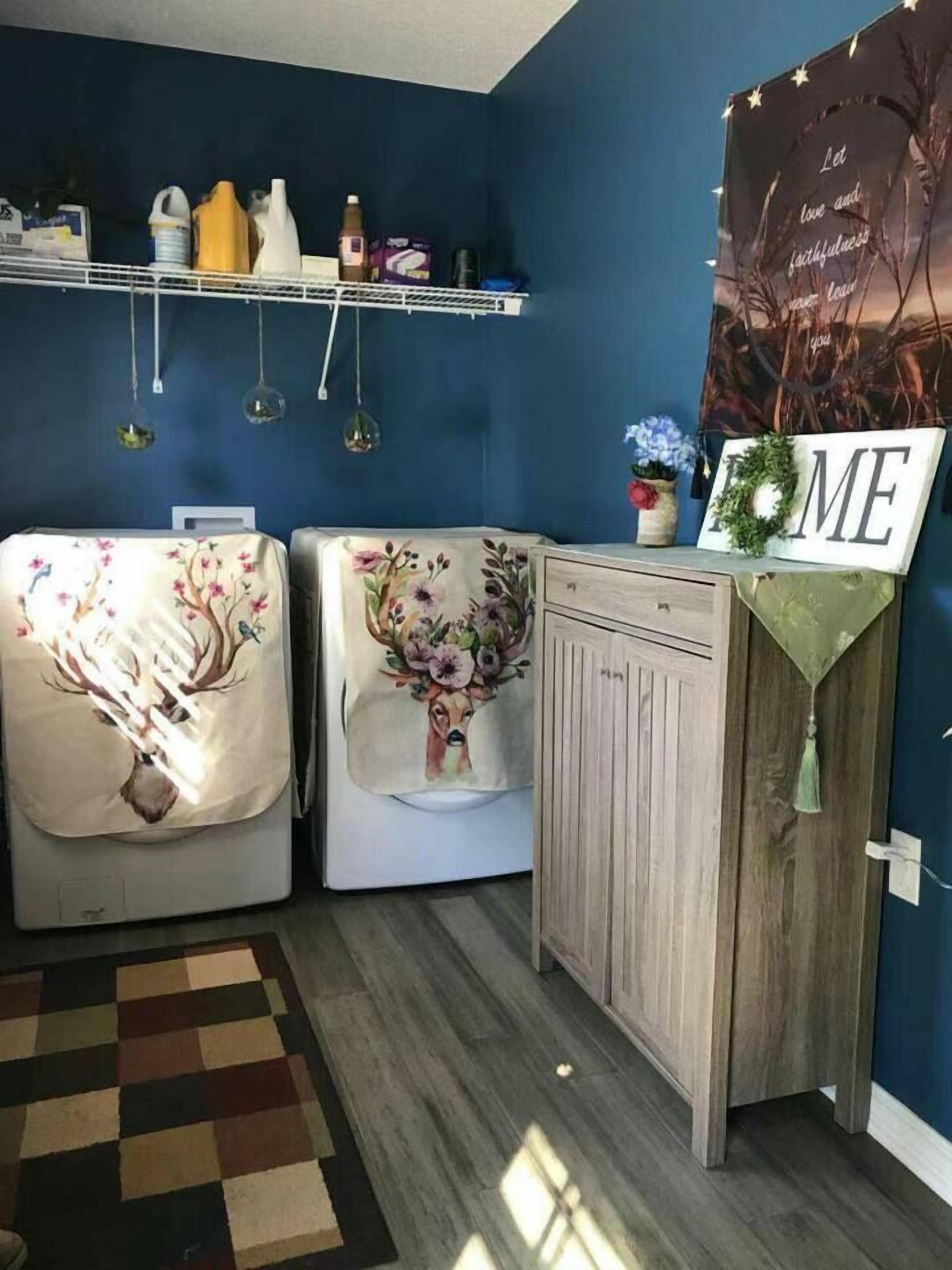 Une pièce avec un mur bleu, un meuble en bois et une étagère contenant divers objets.