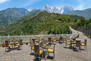 Outdoor dining - Justa Luxe Birding Resort and Spa Dharmshala (Dharamshala)