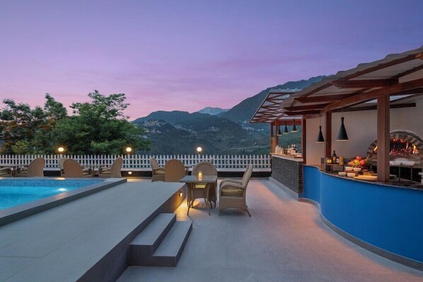 Outdoor dining - Justa Luxe Birding Resort and Spa Dharmshala (Dharamshala)
