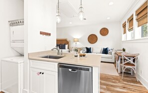 Una cocina moderna con una isla central, lavavajillas y horno empotrado.
