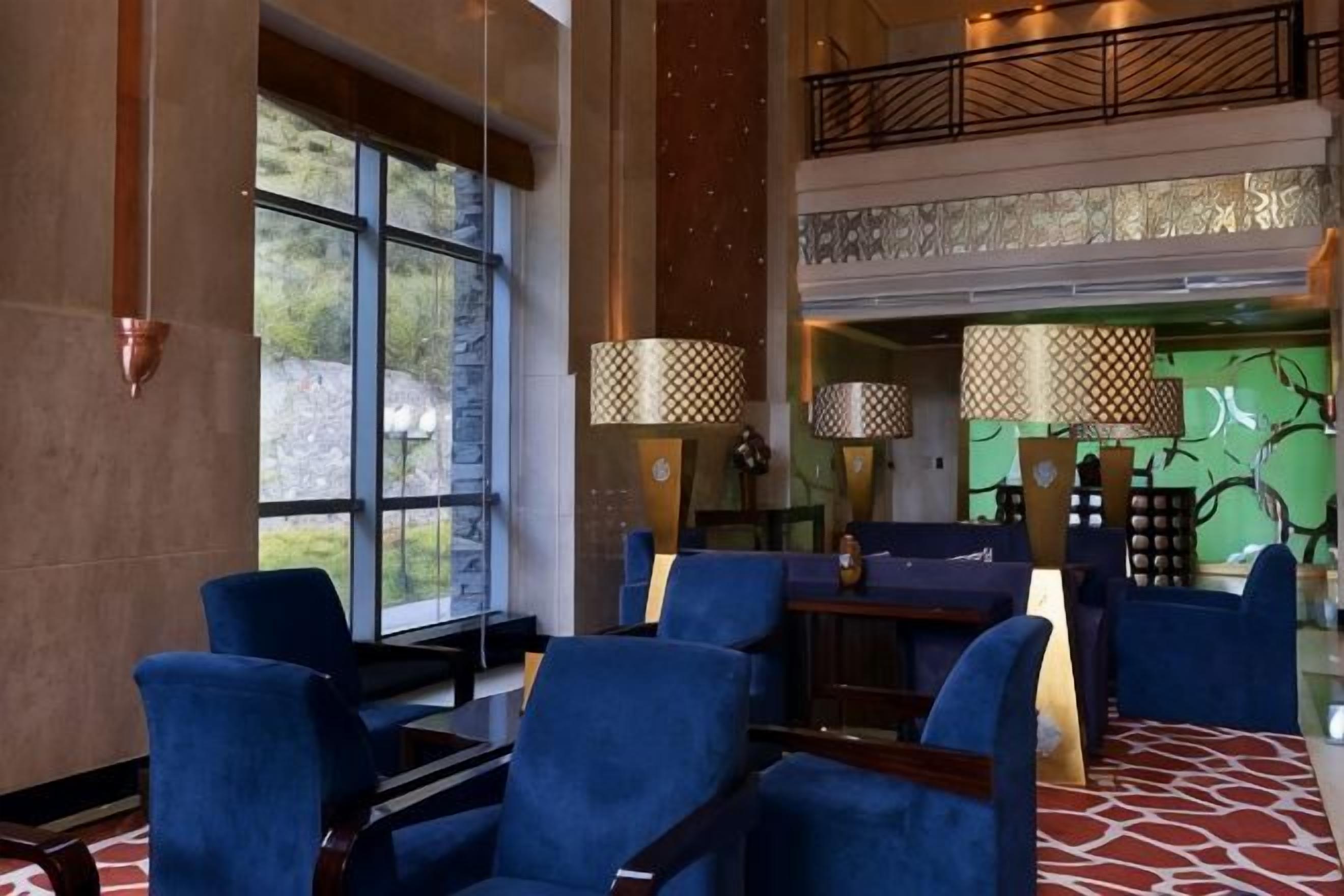 Lobby-lounge
