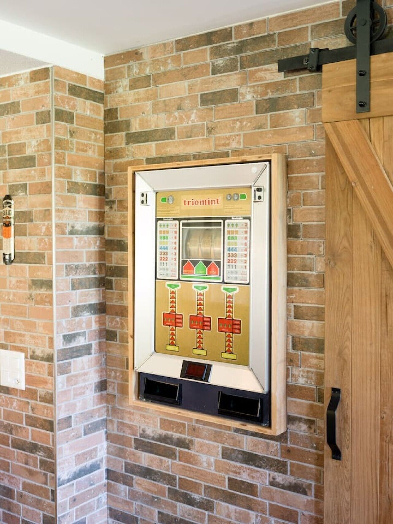 Een triomint automaat ingebouwd in een nis van bakstenen.