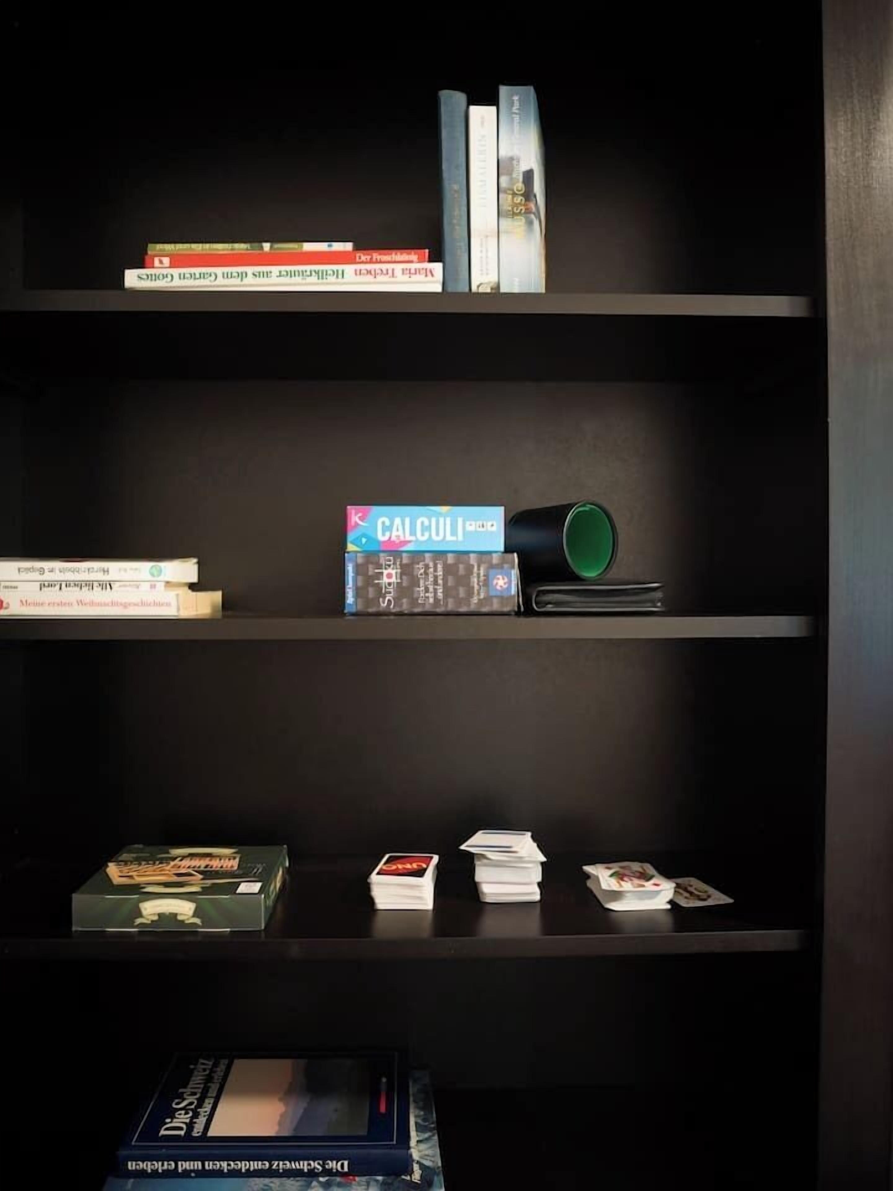 Une bibliothèque avec des livres et une calculatrice.
