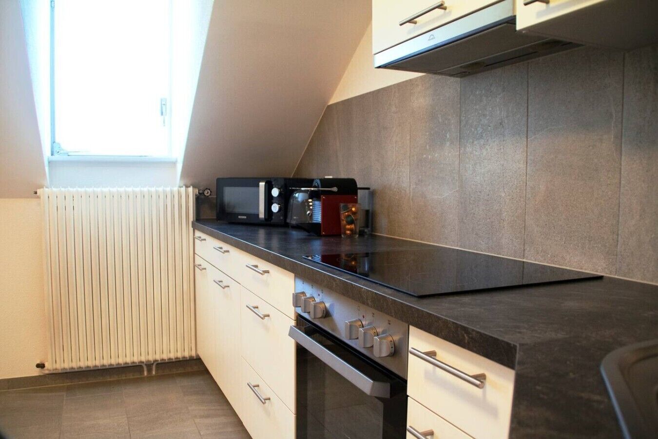 Wasserkocher mit Kaffee-/Teezubehör, Kühlschrank, Mikrowelle, Ofen
