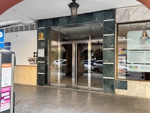 A hotel entrance with a glass door, a parking meter, and a sign for 'TORRE GÓNGORA'. - CENTRAL APARTMENT, 12 MIN. AWAY FROM THE BEACH, (Almeria)