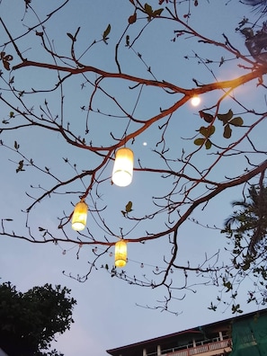 A tree with hanging lanterns and a building in the background. - 1 Bedroom Sunset View Villa — Koh Samui (Ko Samui)