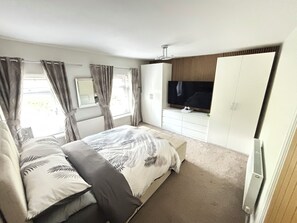 Room - The Cosy Cottage, 
5 minutes walk to the train station to Cardiff
And canal (Newport)
