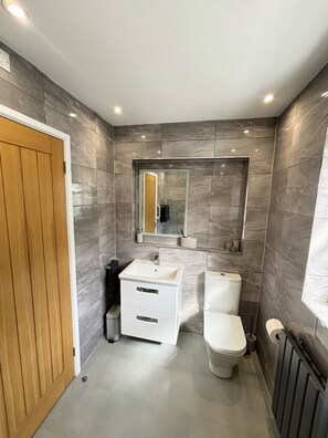 Bathroom - The Cosy Cottage, 
5 minutes walk to the train station to Cardiff
And canal (Newport)