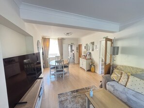 Living area - The Cosy Cottage, 
5 minutes walk to the train station to Cardiff
And canal (Newport)