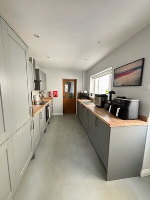 Private kitchen - The Cosy Cottage, 
5 minutes walk to the train station to Cardiff
And canal (Newport)