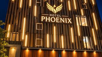 Un moderno edificio de hotel con un llamativo letrero que dice 'HOTEL PHOENIX'.