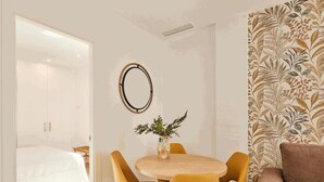 Apartamento superior, vista para a piscina, ao lado da praia | Opções para refeição
