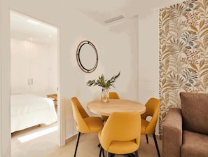 Superior Apartment, Pool View, Beachside | Dining - ARENA SUITES SPA Apartamento con Jacuzzi (Chiclana de la Frontera)