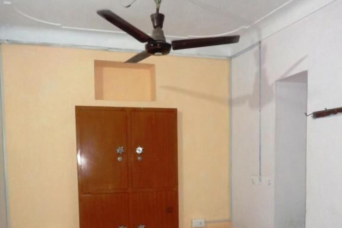 Iron/ironing board, WiFi (free)