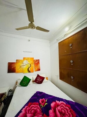 Iron/ironing board, WiFi (free) - Mohan Villa Guest House (Udaipur)