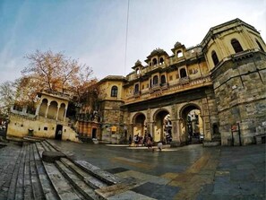 A historic building with multiple arches and a courtyard. - Mohan Villa Guest House (Udaipur)
