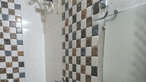 Shower, rainfall showerhead, free toiletries, towels
