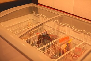 A transparent storage unit with multiple compartments, likely used for organizing items. - Keshiki Tatsukane | Vacation Rental for Large Groups: BBQ & Karaoke (富津市)