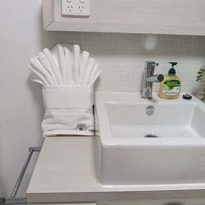 Bathroom - Great family holiday home at Magnetic Island where adventure and fun starts. (Nelly Bay)