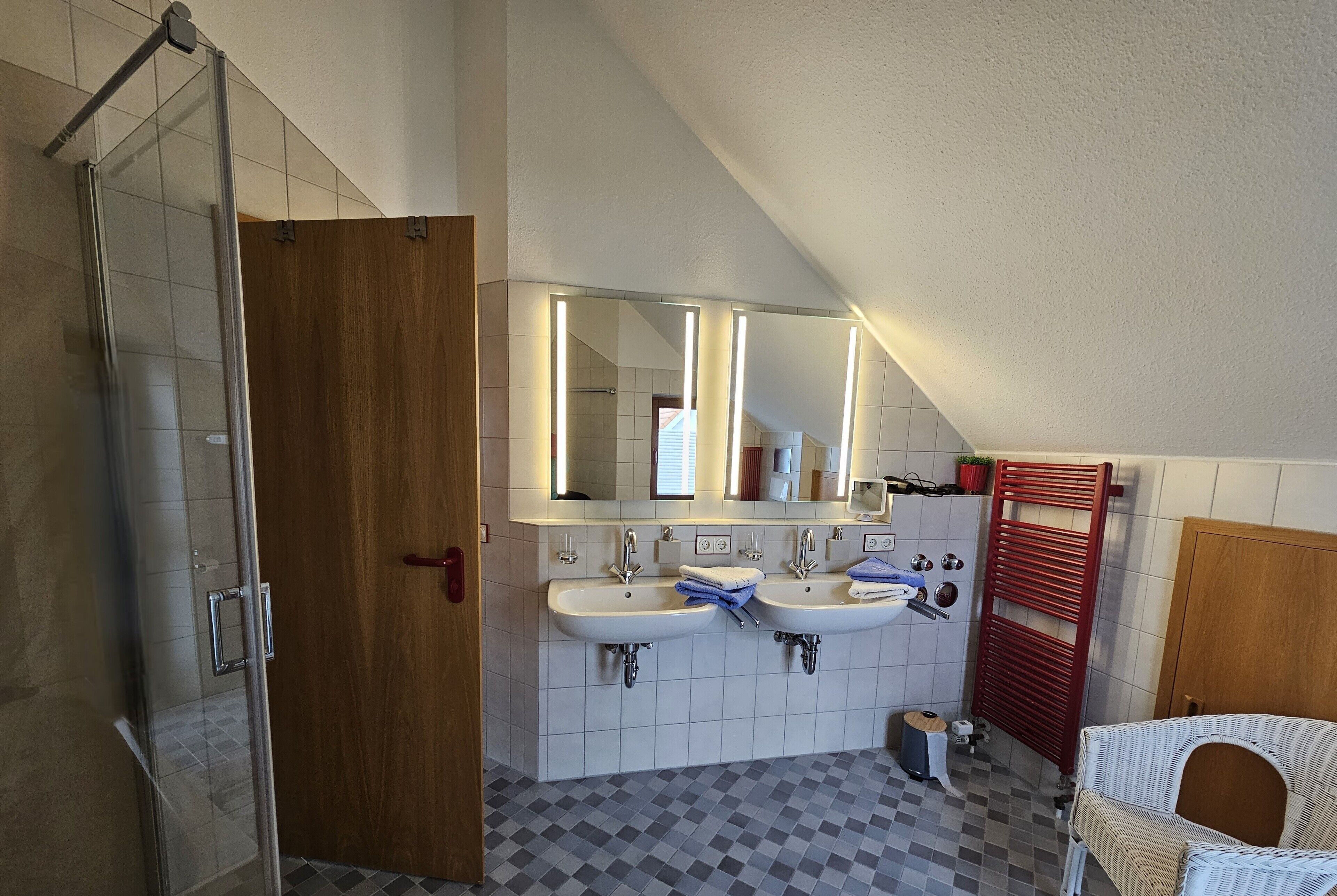Een douche, een haardroger, handdoeken, toiletpapier