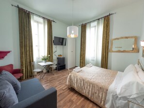 A hotel room with a bed, a desk, a TV, and a window with curtains. - Affittacamere Firenze Libertà Parterre (Florence)