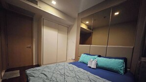 Una camera da letto con un letto, un armadio e uno specchio.
