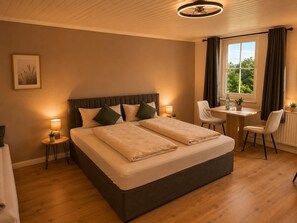 Habitación de hotel con una cama grande, mesitas de noche, un escritorio y vistas a zonas verdes.