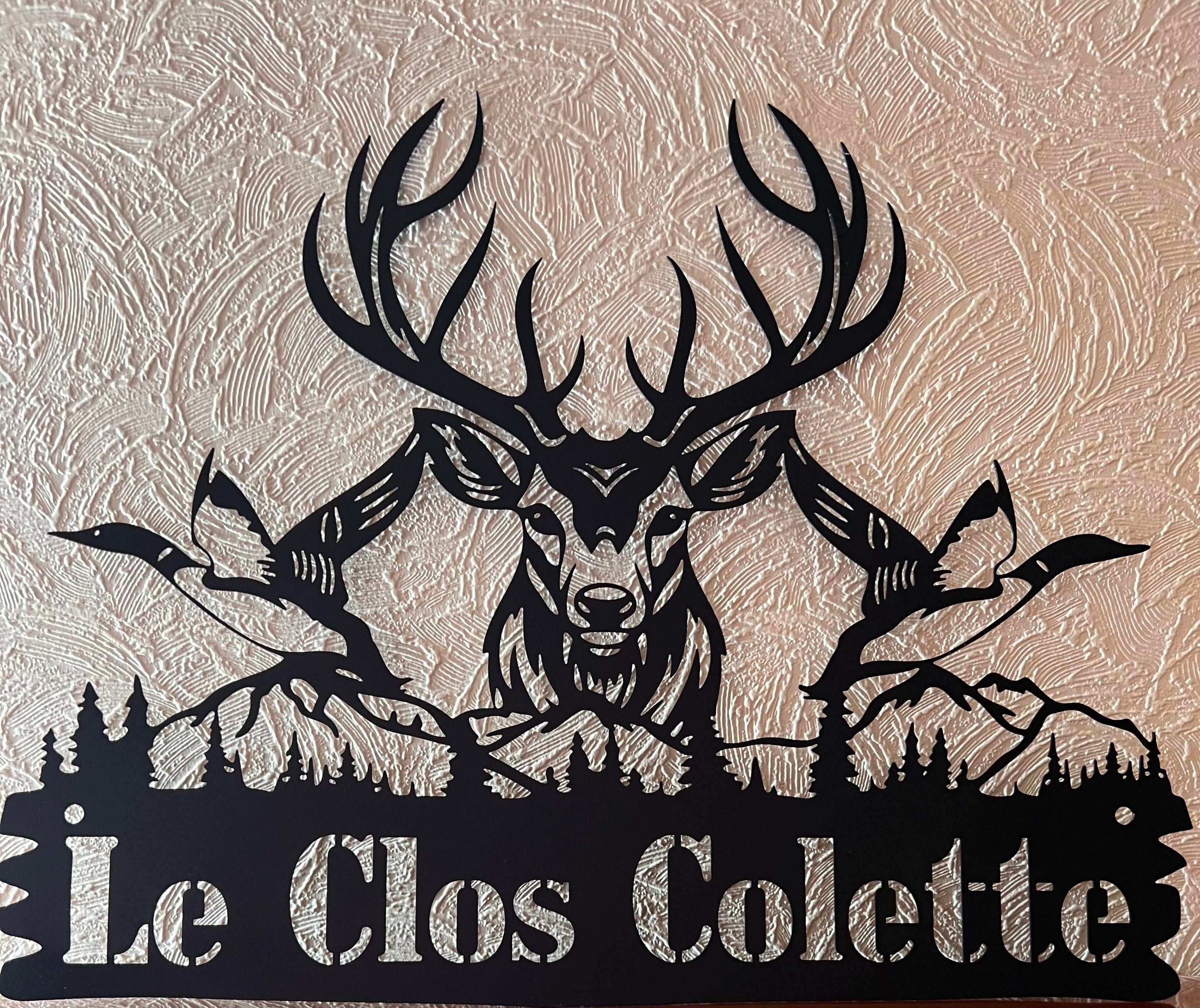 Logotipo con un ciervo y el texto 'Le Clos Colette'.