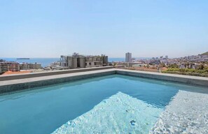 A rooftop pool with a clear view of the cityscape and the sea. - Room-oceanfront Bliss With Breathtaking (Cape Town)