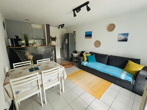 Living area - Vrbo Property (Le Teich)