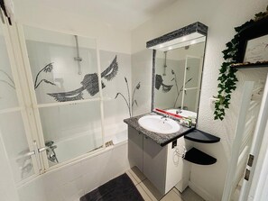 Bathroom - Vrbo Property (Le Teich)