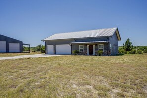 Unclassified image, 2 of 22, button - Countryside Home Right Outside Fort Worth (Joshua)