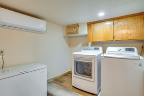 A laundry room with two white washing machines, a dryer, and a wooden cabinet above. - Yuba River Retreat for 2! Near Swimming Holes (Washington)