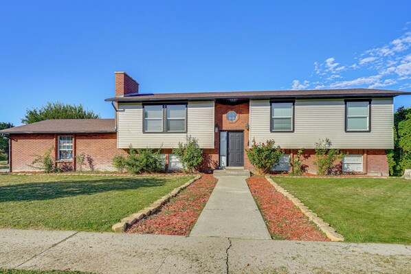 Unclassified image, 1 of 25, button - Centrally Located Escape in Midvale w/ Yard! (Midvale)