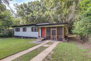 A single-story house with a front porch, a red door, and a screened porch area. - Walk to FSU Campus & Stadium! Tallahassee Home (Tallahassee)