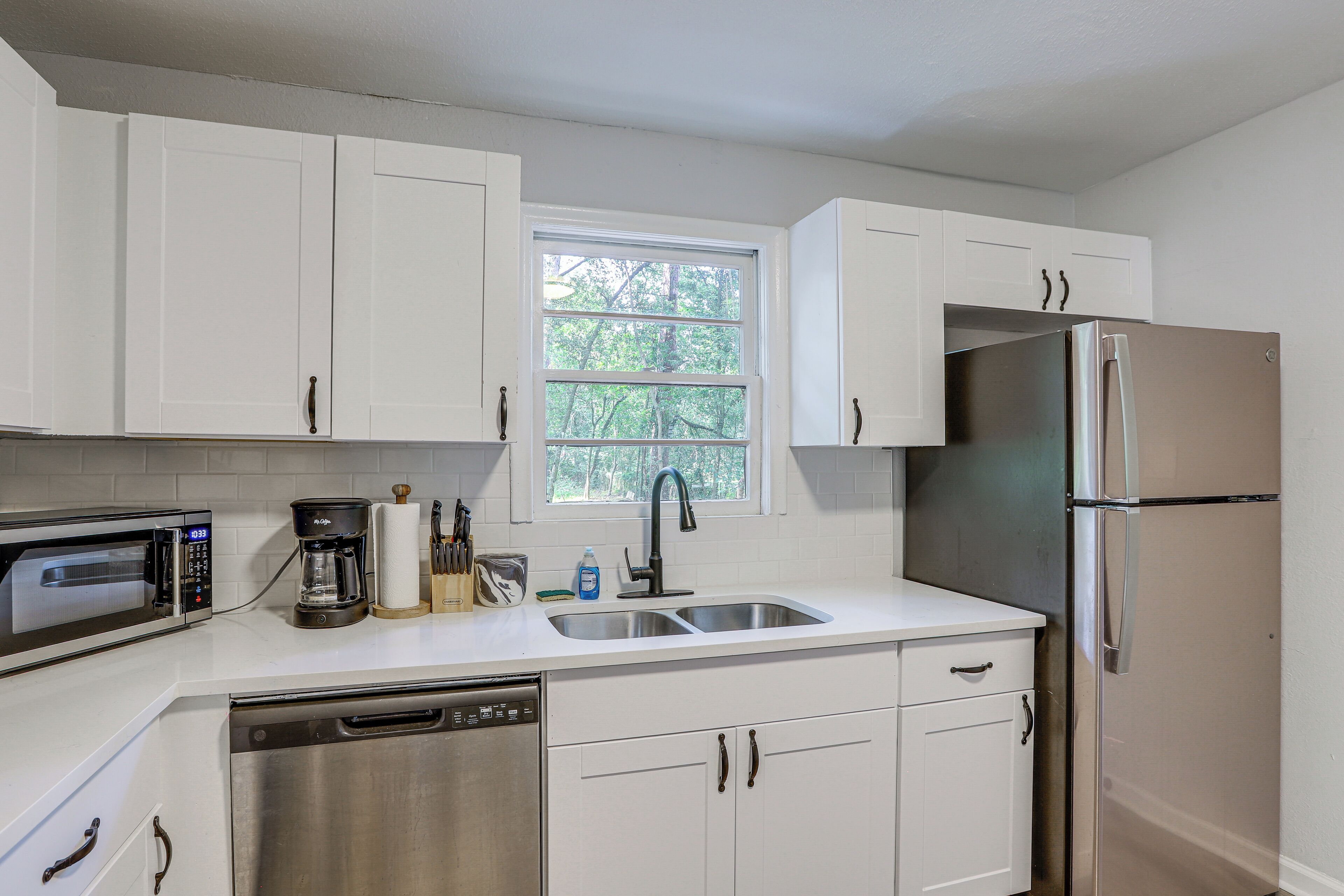 Coffee/tea maker, fridge, microwave, stovetop