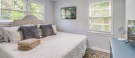 3 bedrooms, iron/ironing board, internet, bed sheets