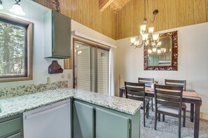 Dining - Fish, Hike, Ski & Play! Pinecrest Getaway (Pinecrest)