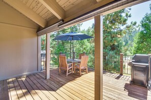 Outdoor dining - Fish, Hike, Ski & Play! Pinecrest Getaway (Pinecrest)