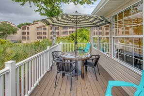Outdoor dining - Ocean-View Retreat Near Barefoot Landing & Beach! (Myrtle Beach)