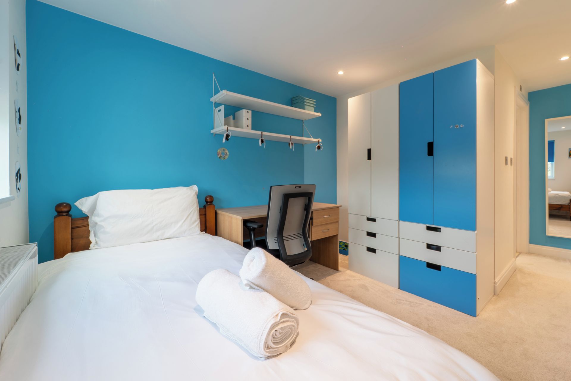 Iron/ironing board, Internet, bed sheets