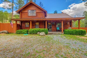 A log cabin with a porch, a welcome sign, and a cow skull decoration. - 8 Mi to Ruidoso Downs! Family Cabin w/ Deck & Yard (Ruidoso)