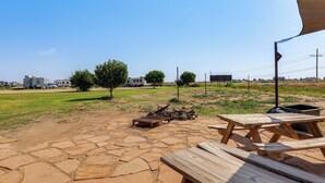 Outdoor dining - Hot Tub & Mtn Views! Carlsbad RV Retreat (Carlsbad)