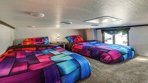 Room - Hot Tub & Mtn Views! Carlsbad RV Retreat (Carlsbad)