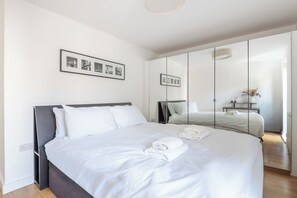 Iron/ironing board, Internet, bed sheets - Bright 1BR Wimbledon Retreat with Balcony (Greater London)