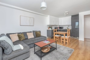 TV - Bright 1BR Wimbledon Retreat with Balcony (Greater London)